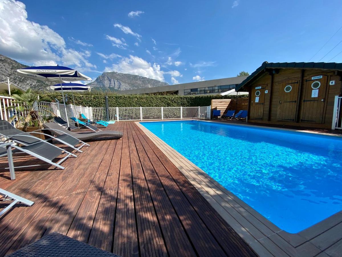 Hotel Le Neron - Logis Fontanil-Cornillon Bagian luar foto