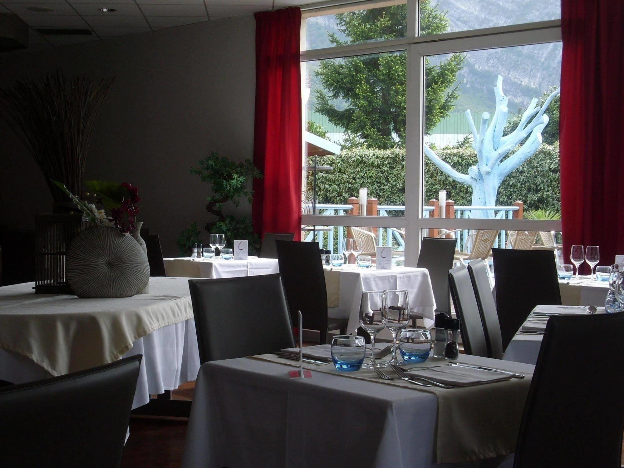 Hotel Le Neron - Logis Fontanil-Cornillon Bagian luar foto