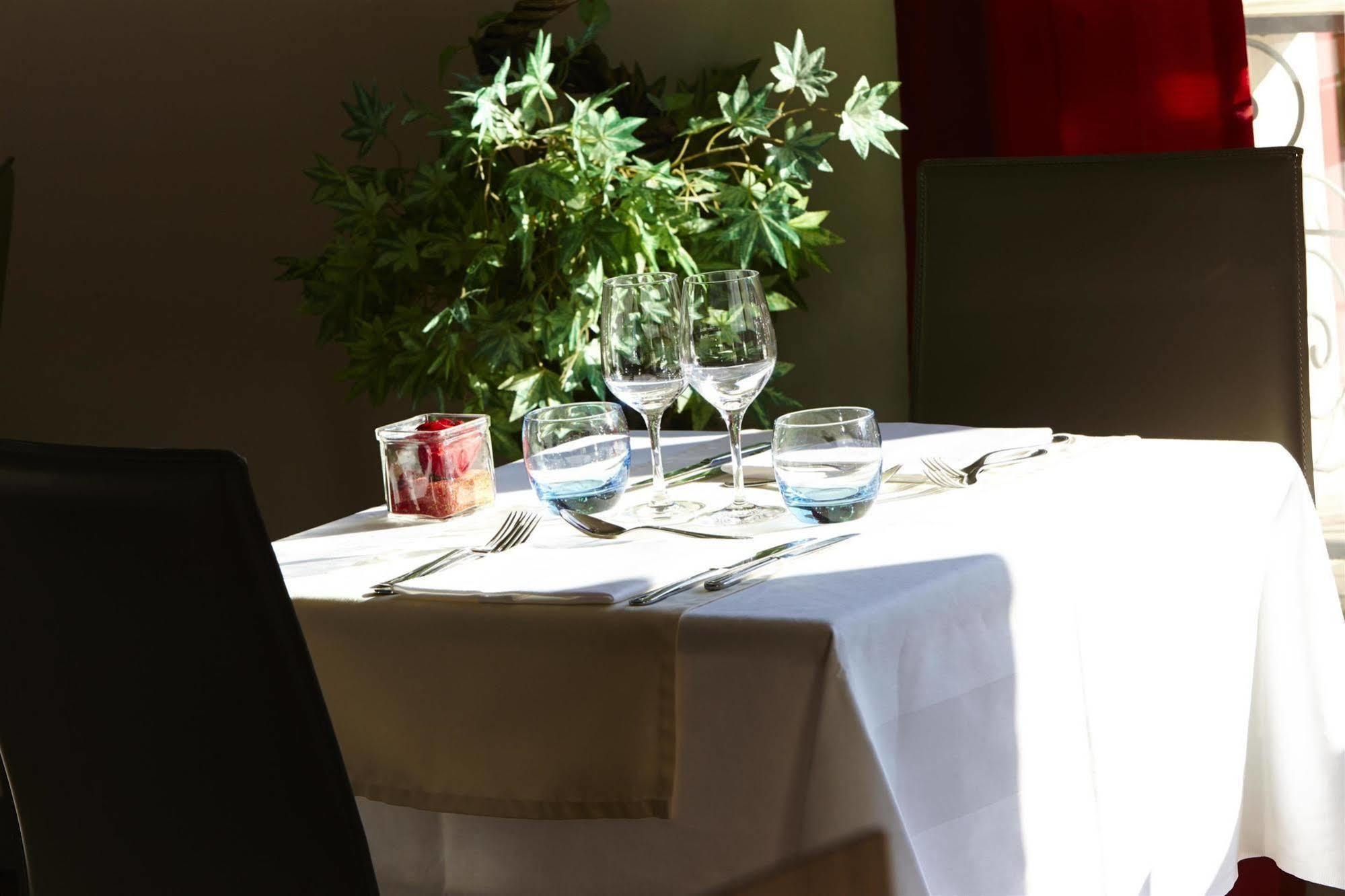 Hotel Le Neron - Logis Fontanil-Cornillon Bagian luar foto